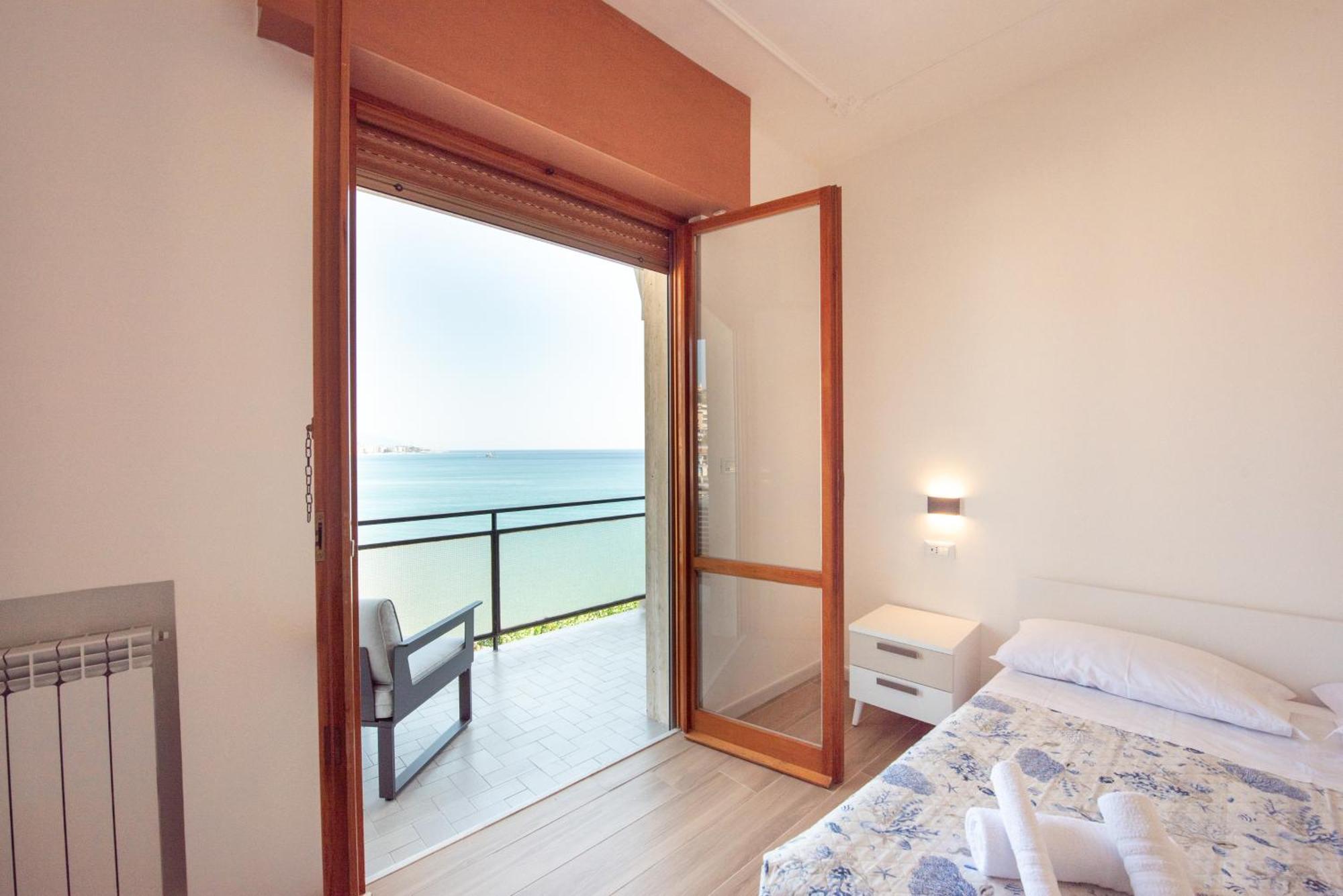 You And The Sea Apartment Savona Luaran gambar